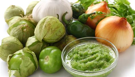 Ingredientes para la salsa verde: tomatillos, chiles serranos, cebolla, ajo, cilantro.