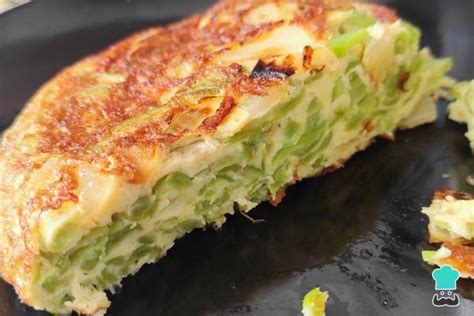 Plato de pastel de papas con porotos verdes recién gratinado en el horno