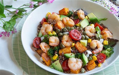 Plato de ensalada de quinoa con gambones y aguacate