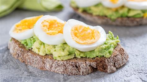 Tostada de aguacate con huevo hervido y yogur griego