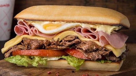Sándwich de pan de pita con lomo, manzana y queso fundido