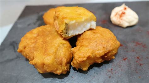 Fotografía de alimentos fritos con un rebozado dorado y crujiente