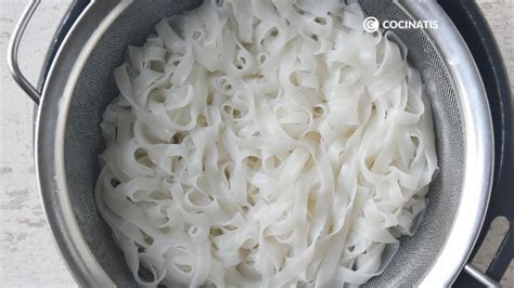 Infografía mostrando los pasos de la receta simplificada de noodles de arroz.