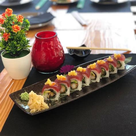 Plato de sushi de fusión con elementos modernos