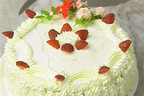 Torta de merengue con frutas rojas y crema chantilly