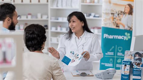 Fotografía de una farmacia con atención al público y señalética clara