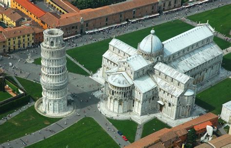 Vista panorámica de la Piazza dei Miracoli desde una terraza de un hotel.