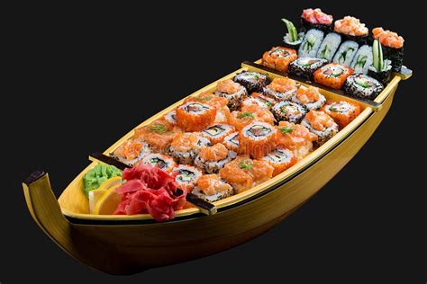 Variedad de bandejas de sushi, incluyendo una escalera y un barco de madera