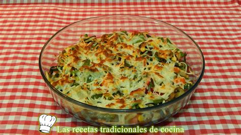 Variedad de verduras gratinadas con queso rallado.