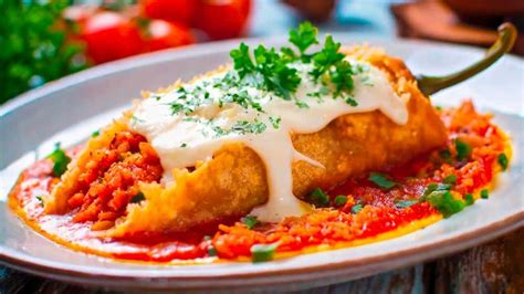 Infografía que ilustra la variedad de rellenos utilizados en los rolls: salmón, camarón, pollo apanado, queso crema y cebollín.