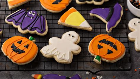 Galletas de Halloween con decoraciones detalladas de calabazas, fantasmas y telarañas, mostrando diferentes consistencias de glaseado.