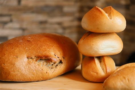 Fotografía de panecillos artesanales recién horneados con trocitos de aceitunas y queso fundido