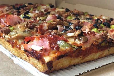 Pizza de estilo Detroit con una corteza gruesa y crujiente