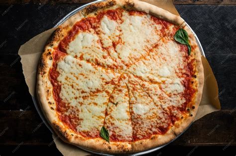 Una pizza napolitana clásica con bordes inflados y ligeramente carbonizados
