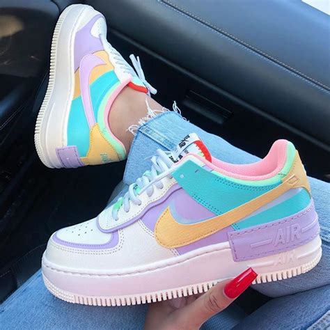 Foto de varias Nike Air Force 1 con colores pastel