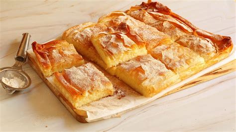 Una porción de bougatsa dorada y cremosa.