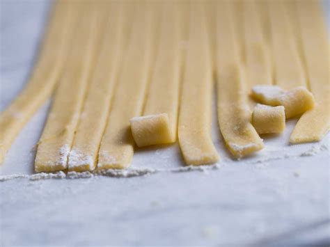 Esquema de cómo colocar las tiras de masa para formar la cuadrícula sobre el relleno del kuchen.