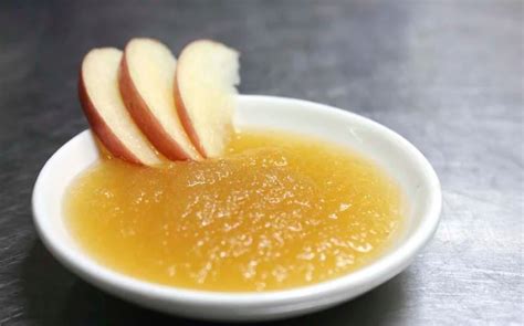 salsa de manzana espesa en un cazo