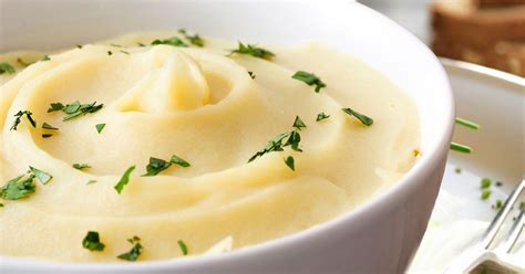 Plato final de parmentier de jamón y queso con guarnición y aceite de oliva