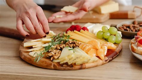 Tabla de quesos con mermelada casera de frutos rojos como acompañamiento.