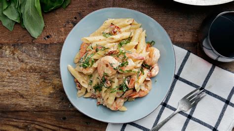 imagen de un plato de pasta cremosa con langostinos y albahaca
