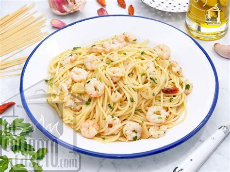 imagen de espaguetis con langostinos al ajillo y guindilla