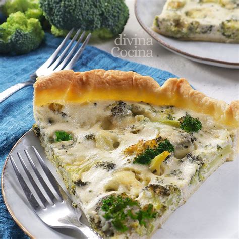 Fotografía de una quiche de brócoli y queso azul recién horneada, mostrando la textura dorada y el interior.