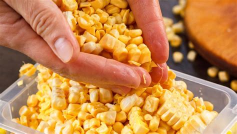 Proceso paso a paso para desgranar choclos para su conservación.