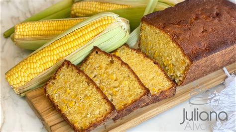 Pan de maíz casero recién horneado.