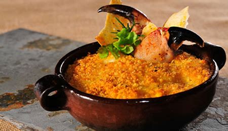 Ingredientes para el chupe de jaiba: carne de jaiba fresca, pan de molde, cebolla, ajo, especias, queso