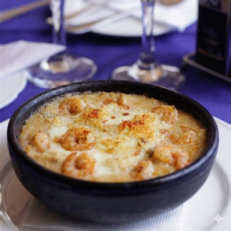 Chupe de jaiba gratinado en paila de greda listo para servir