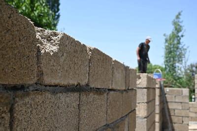 Casa construida con ladrillos de cáscara de arroz en la aldea de Kyzyl-Kiya, Kirguistán