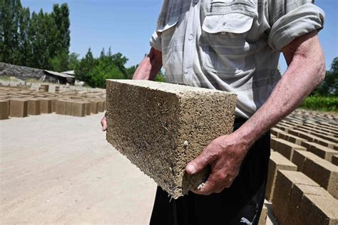Bloques de hormigón ecológico de cáscara de arroz siendo sometidos a pruebas de resistencia