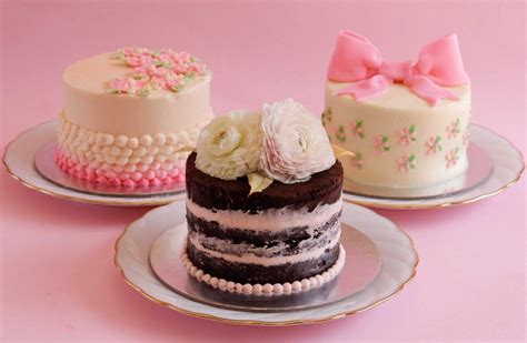 Foto de mini tortas de merengue variadas y coloridas