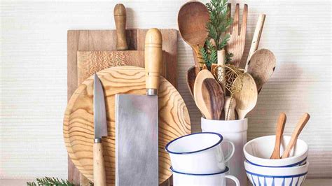Ilustración de utensilios de cocina de madera tratados con aceite de linaza