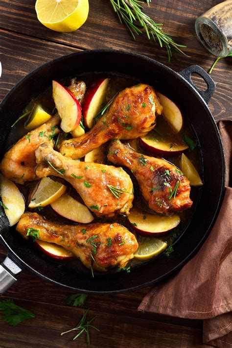 Plato de pollo asado con manzanas y hierbas aromáticas