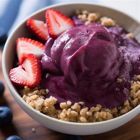 Ilustración de los ingredientes básicos para un açaí bowl: açaí en polvo o pulpa congelada, plátano congelado, frutos rojos congelados y una bebida vegetal.