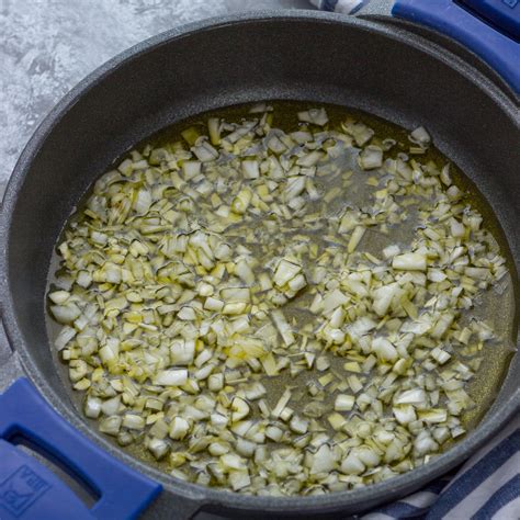 Sofrito de cebolla y ajo en una cazuela