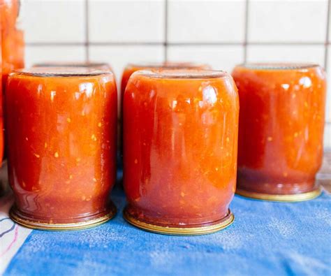 Frascos de salsa de tomate casera listos para conservar