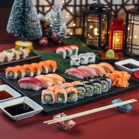 Fotografía profesional de una bandeja de sushi variado y una bebida fría