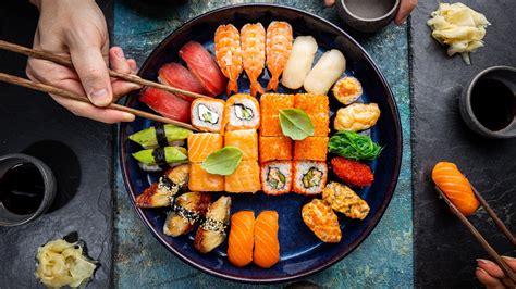 Foto de sushi vanguardista con elementos inesperados o presentación artística