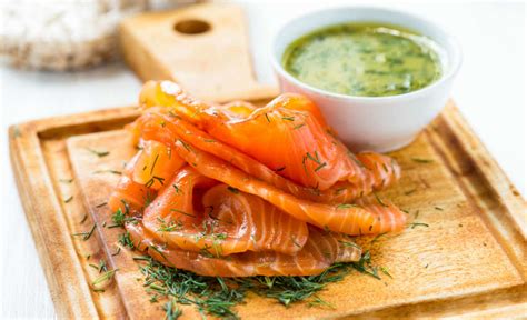 Salmón ahumado casero en lonchas, con aderezos y panecillos