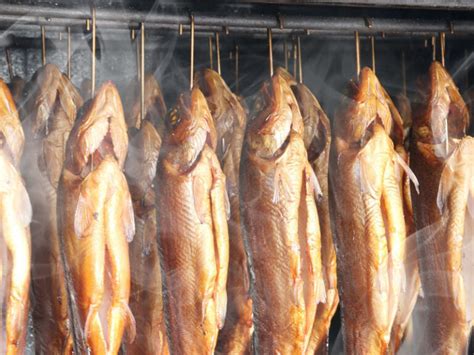 Pescado ahumado al estilo Su con un color ámbar y salsa brillante