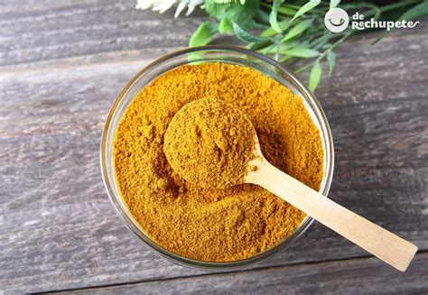 especias para curry amarillo y pasta de curry amarillo en un bol