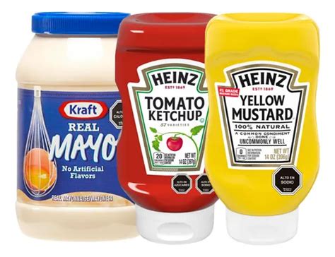 Foto de una mesa con varios productos Hellmann's, incluyendo mayonesa, kétchup y mostaza.