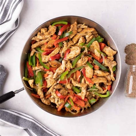 Infografía con los pasos básicos para preparar fajitas de pollo: cortar verduras, saltear pollo y mezclar ingredientes.