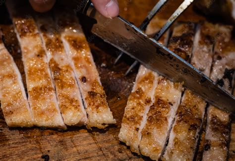 Malaya de cerdo sazonada cocinándose en la parrilla para dorar