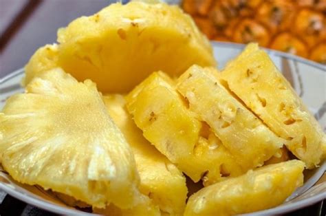 Piña fresca y cortada