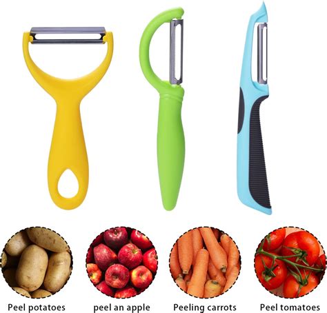 Dos tipos de peladores de verduras (horizontal tipo Y y vertical de mango largo) sobre una tabla de cortar con diferentes vegetales como papas, zanahorias y un trozo de zapallo camote.