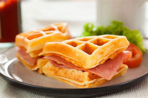 Foto de waffles salados recién hechos, dorados y con queso